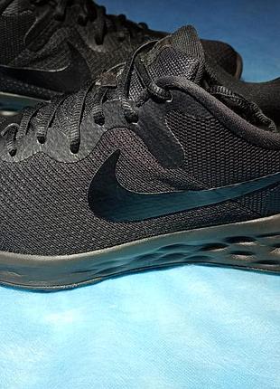 Чоловічі бігові кросівки nike revolution 6 next nature (nn) у повністю чорному кольорі «triple black». (артикул: dc3728-001)
розмір 45,(29 см) в'єтнам