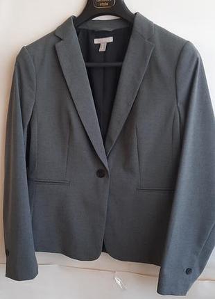 Жіночий піджак-жакет у розмірі s-m у сірому кольорі від h&m. приталений крій на один ґудзик, у складі є віскоза. ідеальний стан.