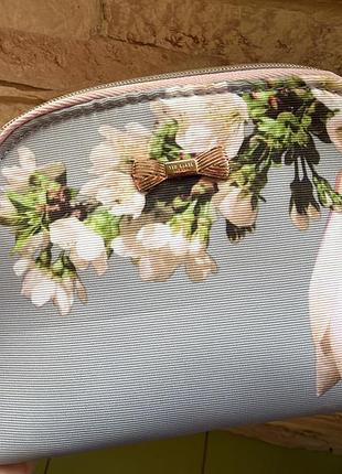 Косметичка жіноча ted baker маленька сіра з квітковим принтом