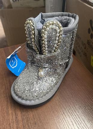 Уги на дівчинку
