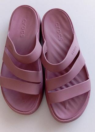 Женские шлепанцы crocs getaway strappy sandal в розовом / ягодном цвете 39 размер