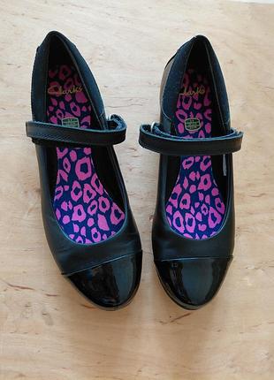 Шкіряні туфлі clarks