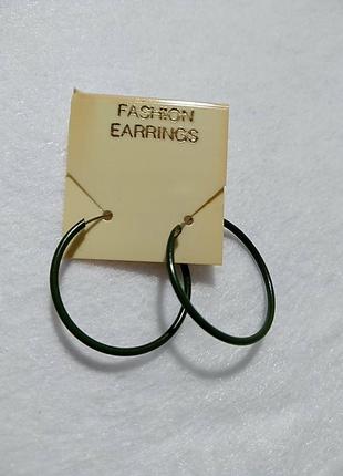 Fashion earrings. темнозеленого цвета серьги кольца