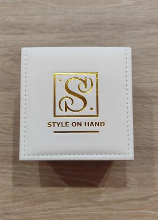 Белая подарочная коробочка с золотистым логотипом бренда style on hand,
