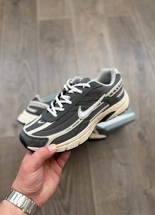 Nike initiator grey beige