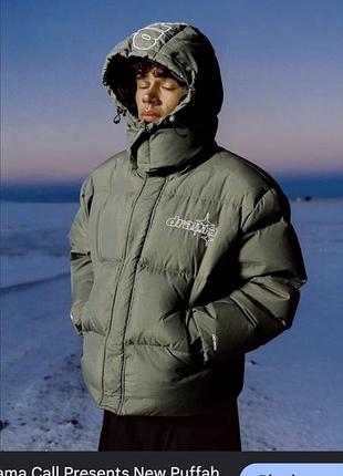 Оригінальний чоловічий пуховик drama call "puffah" jacket у фірмовому оливковому (olive green/khaki) кольорі
