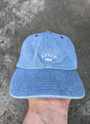 Вінтажна синя джинсова кепка levis з маленьким вишитим логотипом й шкіряним ремінцем