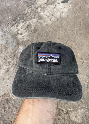 Вінтажна графітова чорна кепка patagonia з великим вишитим логотипом