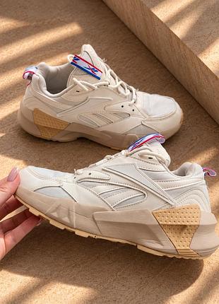 Жіночі кросівки reebok, розмір 39, стильна модель, чудовий стан