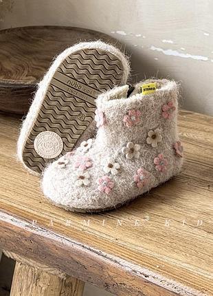 Чоботи для дівчаток nube kids бежеві з квітами 12.5см