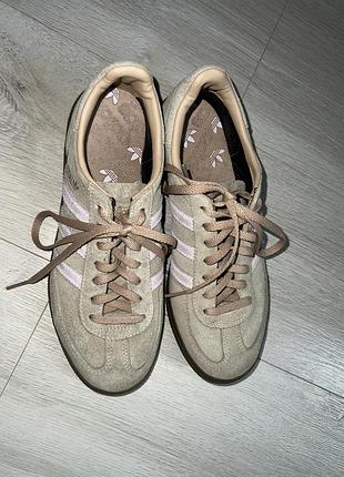 Кросівки жіночі adidas spezial бежеві із замші