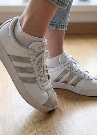 Оригінальні жіночі кросівки adidas (сріблясті смужки, замшевий носок) — розмір 40 (25 см)
​
​