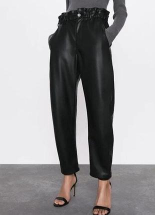 Брюки из экокожи zara.
