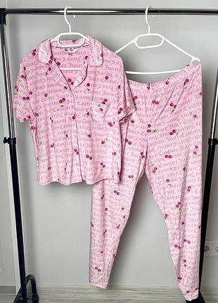 Жіночий рожевий піжамний комплект з принтом у вигляді вишень  juicy couture