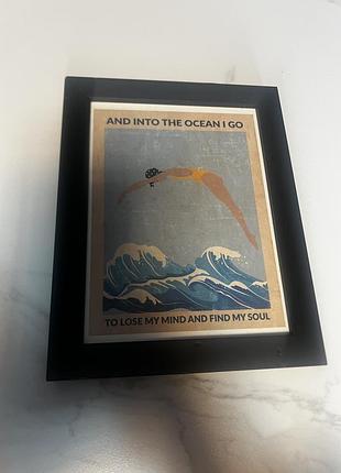 Стильна інтер'єрна картина у чорній рамі з вінтажним арт-постером «into the ocean». ретро-естетика