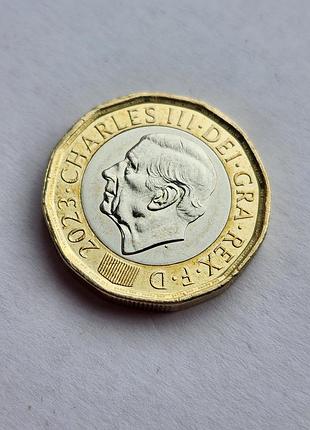 Британская монета номиналом 1 фунта стерлинг 2023 года с изображением короля чарльзя iii