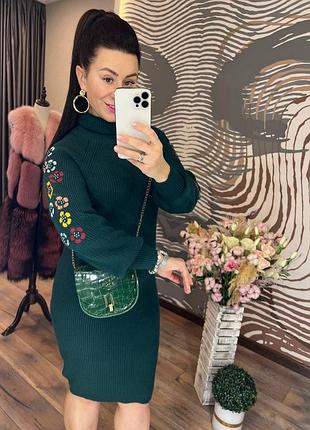 Теплое женское вязаное платье с вышивкой