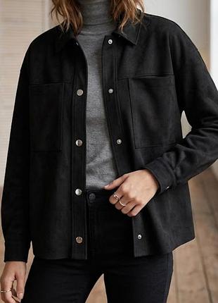 Женская рубашка zara с длинными рукавами, выполненная из замши черного цвета. имеет классический воротник и застежку на кнопках
