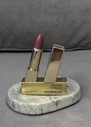 Flora 330 помада hourglass unlocked satin crème lipstick 4 г