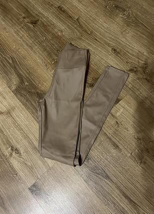 Жіночі легінси з екошкіри бежеві