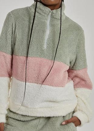 Трехцветная плюшевая толстовка флис от бренда pink vanilla с дизайном колор-блок (зеленый, розовый и молочно-белый цвета), размер m- l, очень теплый