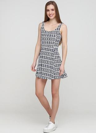 Коротка літня сукня (сарафан) бренду h&m з синьо-білим етнічним / геометричним візерунком