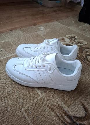 Кросівки adidas білі шкіряні