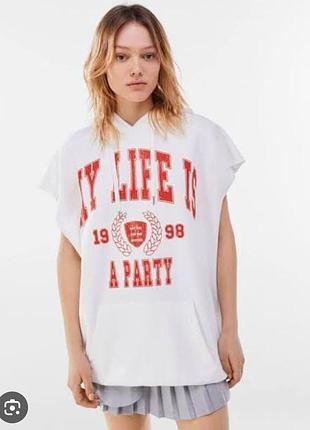 Подовжена жіноча футболка bershka з капюшоном та принтом