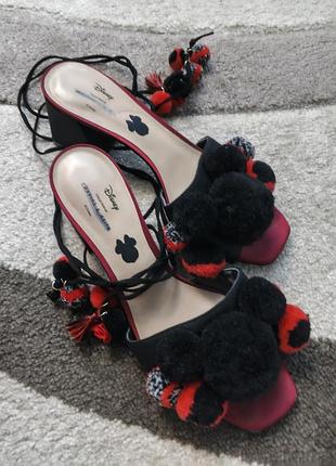 Босоніжки жіночі charles & keith disney з декоративними помпонами