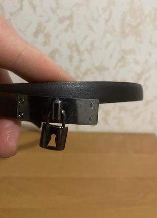 Жіночий тонкий ремінець чорний із підвіскою-замком