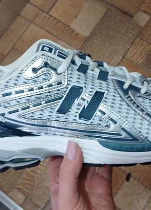 Кросівки від бренду new balance