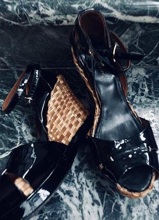 Босоножки натуральный лак натуральная солома bcbgmaxazria