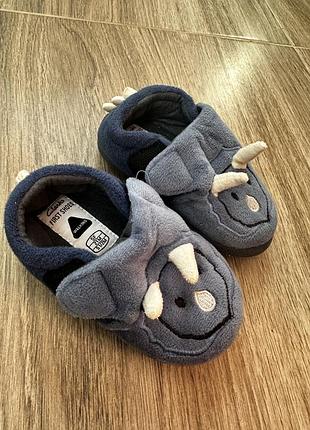 Дитячі кімнатні капці clarks з дизайном динозавра