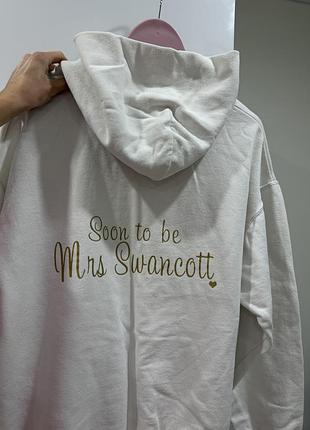 Худі біле з написом soon to be mrs swancott