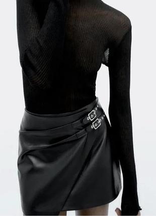 Міні-спідниця zara чорна з екошкіри на запах