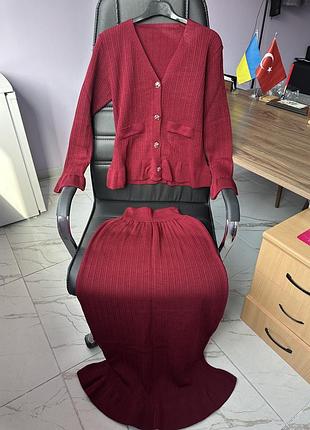 Красивый вязаный костюм с юбкой макси бордо