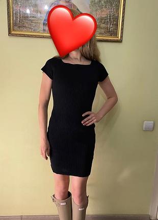 Чорна облягаюча сукня в рубчик з коротким рукавом h&m