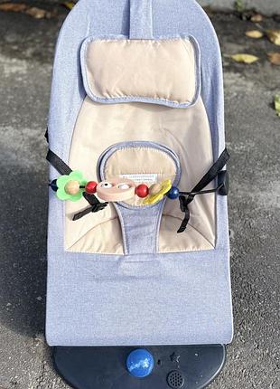 Шезлонг babybjörn з дугою та підголовником сіро-бежевий