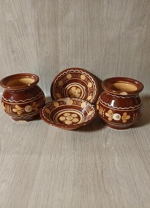 Горшочки с блюдцами из глины