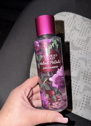 Парфумований спрей для тіла victoria's secret velvet petals untamed для жінок