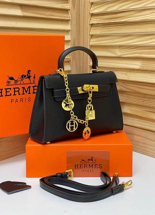 Сумка hermès kelly mini чорного кольору з золотистою фурнітурою та декоративним ланцюжком, помаранчеву фірмову коробку, ремінець і додаткові аксесуари