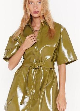 Крутое лакированное платье рубашка с поясом nasty gal 10 (s-m)