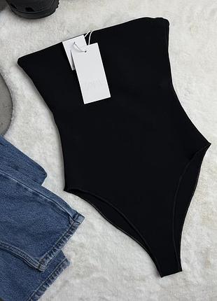 Zara жіноче чорне боді без бретелей із відкритими плечима.