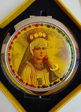 Косметическое карманное сувенирное металлическое зеркало.