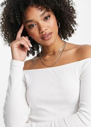 Белый укороченный лонгслив / топ pull&bear с открытыми плечами в рубчик (размер l)
