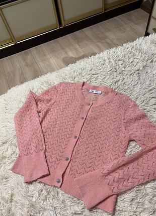 Розовый ажурный укороченный кардиган от zara с круглым вырезом, длинными рукавами и декоративными пуговицами со стразами