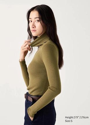 Классическая базовая водолазка uniqlo в рубчик (ribbed turtleneck jumper) из 100% мериносовой шерсти (extra fine merino wool).