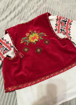 Український національний костюм з оксамитовим жилетом та вишитою сорочкою ruta