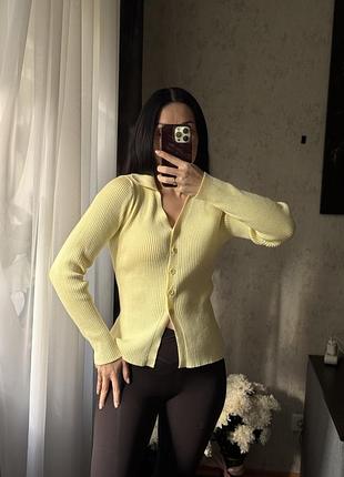 Жіноча кофтинка в рубчик жовта на ґудзиках💛