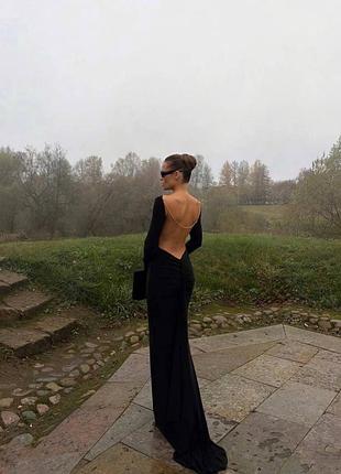 Платье с открытой спинкой и цепочкой